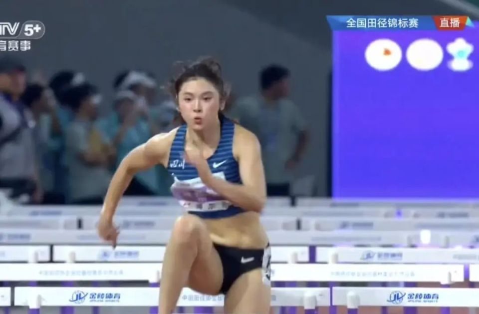 吴艳妮夺冠后向现场观众比心鞠躬